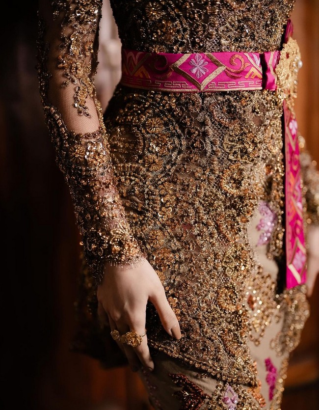 Warna tembaga yang cenderung gelap dan netral dibuat lebih menarik perhatian dengan percikan warna fuchsia pada Kamen (kain bawahan) dan obi yang mengaksentuasi pinggang. Foto: Instagram/@mahaliniraharja @axioo