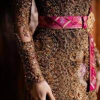 Warna tembaga yang cenderung gelap dan netral dibuat lebih menarik perhatian dengan percikan warna fuchsia pada Kamen (kain bawahan) dan obi yang mengaksentuasi pinggang. Foto: Instagram/@mahaliniraharja @axioo