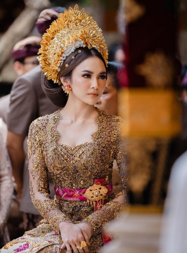 “Karena vibe-nya memang ingin ‘Mahalini sekali’, saya mendesain bagian belakangnya dengan pura yang memang khas Bali,” tutur Asky, seperti dikutip dari 20detik. Foto: Instagram/@mahaliniraharja @axioo