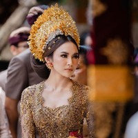 “Karena vibe-nya memang ingin ‘Mahalini sekali’, saya mendesain bagian belakangnya dengan pura yang memang khas Bali,” tutur Asky, seperti dikutip dari 20detik. Foto: Instagram/@mahaliniraharja @axioo