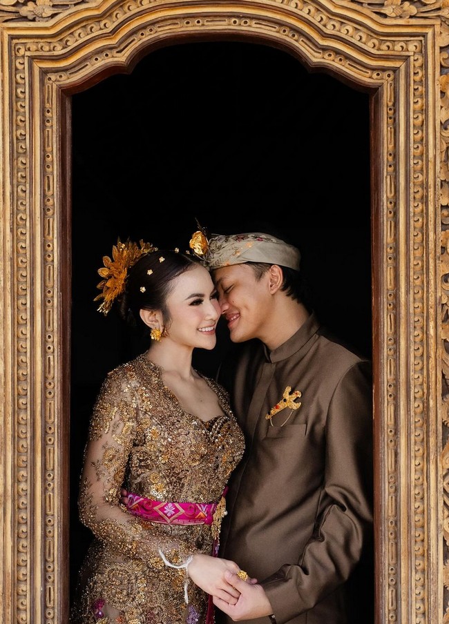 Asky menjelaskan bahwa warna bronze atau tembaga dipilih karena terbilang jarang digunakan dalam busana kebaya. “Ternyata cocok sekali ya sama gek Lini,” tulisnya di caption foto Instagram. Foto: Instagram/@mahaliniraharja @axioo