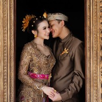 Asky menjelaskan bahwa warna bronze atau tembaga dipilih karena terbilang jarang digunakan dalam busana kebaya. “Ternyata cocok sekali ya sama gek Lini,” tulisnya di caption foto Instagram. Foto: Instagram/@mahaliniraharja @axioo
