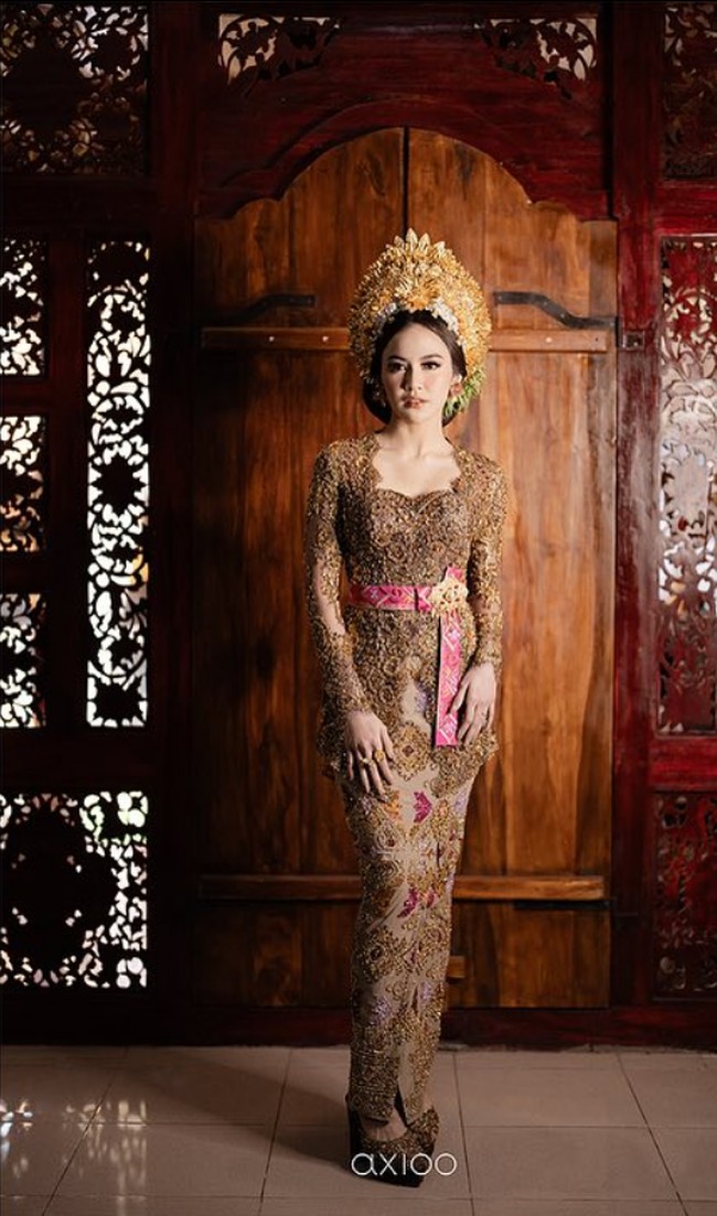 Kebaya Mahalini untuk prosesi Mepamit sarat akan detail, berupa mote, kristal dan rantai bundar yang dijalin dengan apik di atas bahan tulle. Foto: Instagram/@mahaliniraharja @axioo