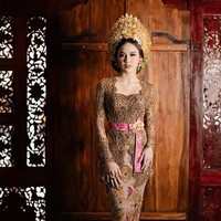 Kebaya Mahalini untuk prosesi Mepamit sarat akan detail, berupa mote, kristal dan rantai bundar yang dijalin dengan apik di atas bahan tulle. Foto: Instagram/@mahaliniraharja @axioo