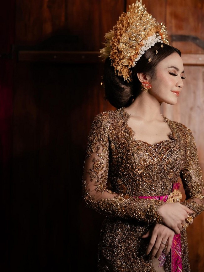 Kebaya itu dipadukan dengan obi tenun berwarna pink fuchsia berhias tenun. Mahalini menggunakan kamen dengan warna senada namun berbeda dengan kamen khas Bali. Foto: Instagram/@mahaliniraharja @axioo