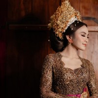 Kebaya itu dipadukan dengan obi tenun berwarna pink fuchsia berhias tenun. Mahalini menggunakan kamen dengan warna senada namun berbeda dengan kamen khas Bali. Foto: Instagram/@mahaliniraharja @axioo