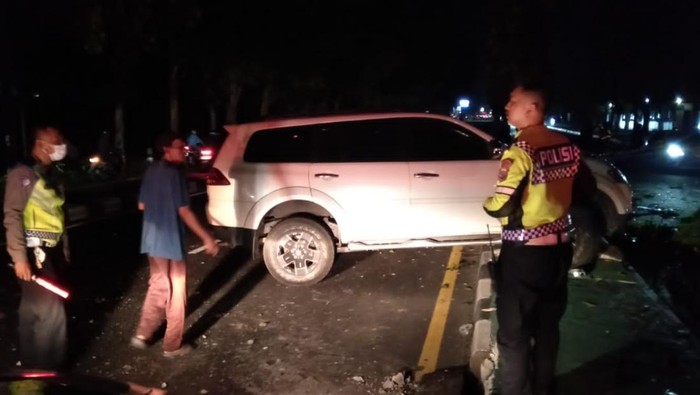 Kondisi Pajero yang mengalami laka tunggal di Ring Road Barat, Gamping, Sleman, Senin (6/5/2024).