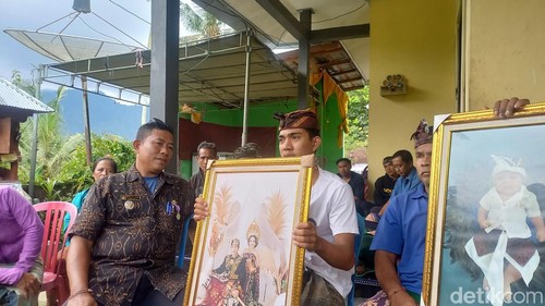 Nyoman Yogi Mahendra (tengah) adik kandung korban kebakaran Made Ari Sanjaya, di rumah duka, Desa Bontihing, Buleleng, Bali, Selasa (7/5/2024).