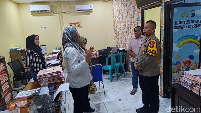 Kemen PPPA dan UPT Perlindungan Anak DP3AK Jatim ditemui Wakapolresta Banyuwangi AKBP Dewa Putu Darmawan.