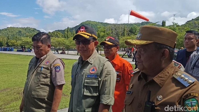 Kepala BNPB Letjen TNI Suharyanto (tengah) didampingi Pj Bupati Luwu Muh Saleh (kanan) dan Kepala BPBD Sulsel Amson Padolo (kiri)