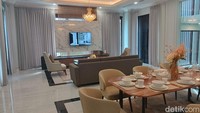 Di rumah itu, furnitur yang disediakan juga tampak apik dan semuanya berasal dari dalam negeri. Rumah dinas Basuki memiliki empat kamar besar berjenis master room.