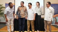 (Ki-ka): Kepala Pusat PSDMBP Badan Geologi Agung Pribadi, Direktur Eramet Indonesia Bruno Faour, Kabag Umum PSDMBP Iman Kristian Sinulingga, Deputi Kepala Departemen Ekonomi Kedutaan Besar Perancis untuk Indonesia Pauline Leduc, dan Staf Khusus Menteri Energi dan Sumber Daya Mineral (ESDM) Bidang Percepatan Bidang Tata Kelola Minerba Kementerian ESDM Irwandy Arif berpose bersama selepas acara penandatanganan kerja sama Eramet dan Kemeterian ESDM melalui Badan Geologi. Kerja sama ini bertujuan untuk memperkuat ekosistem electronic vehicle (EV) di Indonesia.  