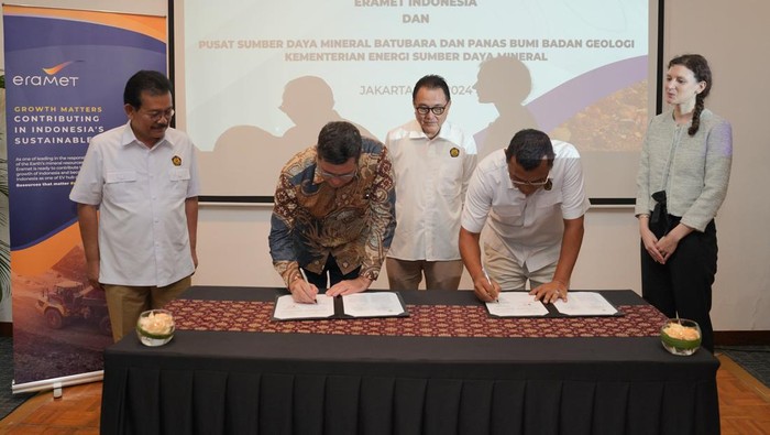Kerjasama Perkuat Ekosistem Kendaraan Listrik Direktur Eramet Indonesia Bruno Faour (kedua dari kiri) dan Kepala Pusat PSDMBP Badan Geologi Agung Pribadi (kedua dari kanan) menandatangani perjanjian kerja sama antara Eramet dan Kementerian Energi dan Sumber Daya Mineral (ESDM) melalui Badan Geologi, Senin (6/5/2024) di Jakarta. Penandatanganan perjanjian kerja sama ini turut disaksikan oleh Staf Khusus Menteri Energi dan Sumber Daya Mineral (ESDM) Bidang Percepatan Bidang Tata Kelola Minerba Kementerian ESDM Irwandy Arif (tengah), Deputi Kepala Departemen Ekonomi Kedutaan Besar Perancis untuk Indonesia Pauline Leduc (paling kanan), serta Kabag Umum PSDMBP Iman Kristian Sinulingga (paling kiri).