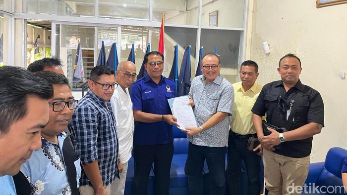 Ketua DPD I Golkar Bali Nyoman Sugawa Korry mendatangi kantor DPD NasDem Buleleng, Selasa (7/5/2024). (Foto: Made Wijaya Kusuma/detikBali)