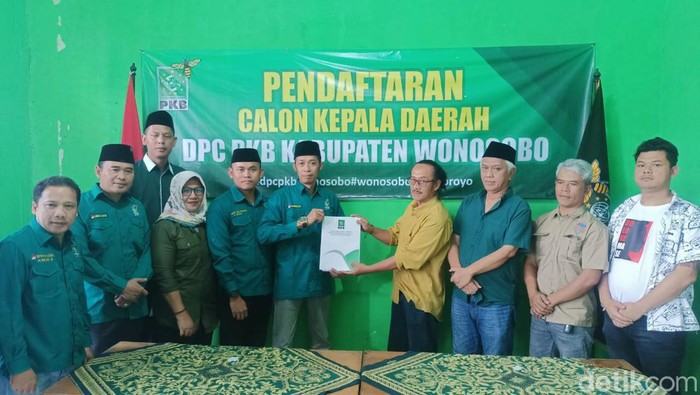 Ketua Relawan Bolone Mase Wonosobo Agung Kusbianto (memakai peci hitam 3 dari kanan) saat mengembalikan formulir pendaftaran di DPC PKB Wonosobo, Selasa (7/5/2024).