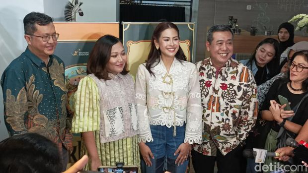 Tim produksi film KHD.