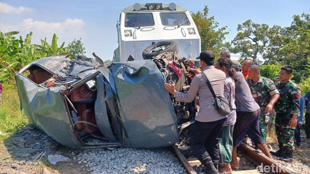 Kijang tertabrak KA Pandalungan di Pasuruan hingga 3 orang tewas