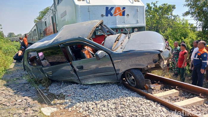 Kijang tertabrak KA Pandalungan di Pasuruan hingga 3 orang tewas