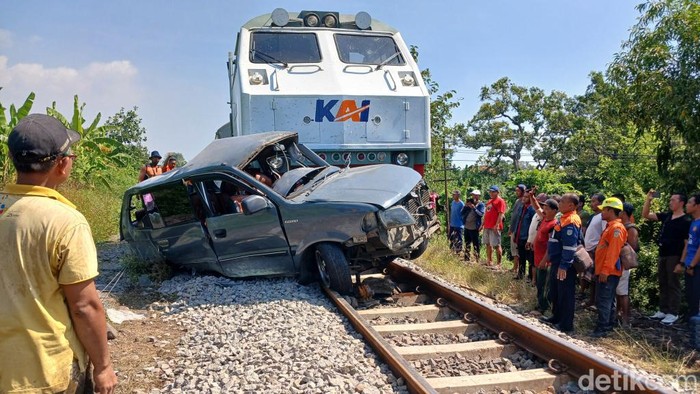 Kijang tertabrak KA Pandalungan di Pasuruan