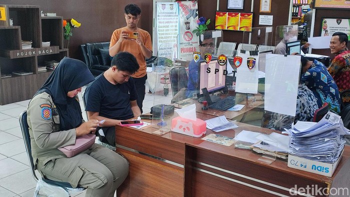 Kiki Zulkarnain (25) saat membuat laporan di SPKT Polrestabes Palembang.