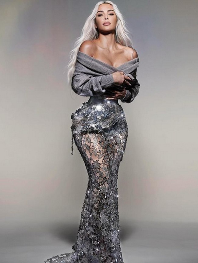 Di balik penampilan glamorny tersebut, muncul kontroversi yang mempertanyakan kesehatan dan ideal tubuh. Foto: dok. Instagram/@kimkardashian