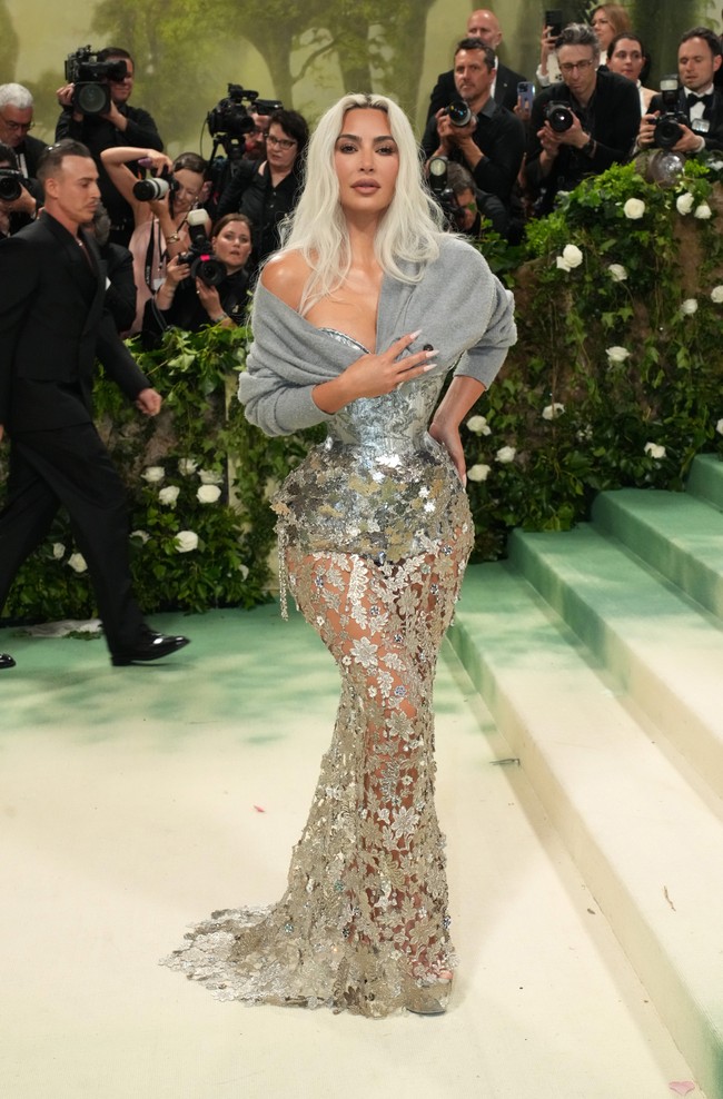 Kim Kardashian menambah deretan bintang yang berbalut gaun Maison Margiela Haute Couture. Korset gaun silvernya yang begitu ketat sampai memicu rumor dirinya telah melalui operasi potong tulang iga. (Foto: FilmMagic/Jeff Kravitz)