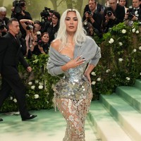 Kim Kardashian menambah deretan bintang yang berbalut gaun Maison Margiela Haute Couture. Korset gaun silvernya yang begitu ketat sampai memicu rumor dirinya telah melalui operasi potong tulang iga. (Foto: FilmMagic/Jeff Kravitz)