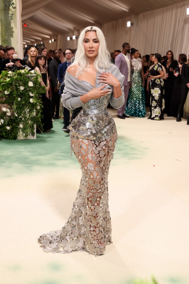 Saat tampil di Di Met Gala 2024, Kim Kardashian mengenakan gaun custom Margiela by John Galliano dengan korset berbahan metal. Di balik pesona busana avant garde, bintang reality show ini tak bisa bernapas. Saya belum pernah merasa seperti ini sebelumnya, di mana saya merasa seperti tidak bisa bernapas. Saya benar-benar sekarat... Saya benar-benar akan muntah. Saya belum pernah merasa sesakit ini,” curhat Kim di tayangan The Kardashians Season 6. Foto: WireImage/John Shearer