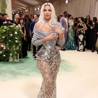Saat tampil di Di Met Gala 2024, Kim Kardashian mengenakan gaun custom Margiela by John Galliano dengan korset berbahan metal. Di balik pesona busana avant garde, bintang reality show ini tak bisa bernapas. Saya belum pernah merasa seperti ini sebelumnya, di mana saya merasa seperti tidak bisa bernapas. Saya benar-benar sekarat... Saya benar-benar akan muntah. Saya belum pernah merasa sesakit ini,” curhat Kim di tayangan The Kardashians Season 6. Foto: WireImage/John Shearer