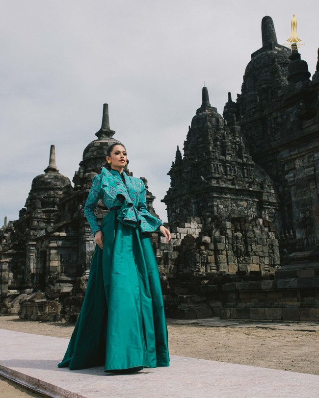 Koleksi Deden Sisiwanto menampilkan keindahan Batik Iwan Tirta melalui koleksi NARASYA yang terdiri dari 12 set rancangan ditampilkan di Candi Sewu, Kompleks Candi Prambanan, Yogyakarta. Foto: Dok. Deden Siswanto.