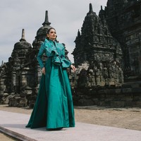 Koleksi Deden Sisiwanto menampilkan keindahan Batik Iwan Tirta melalui koleksi NARASYA yang terdiri dari 12 set rancangan ditampilkan di Candi Sewu, Kompleks Candi Prambanan, Yogyakarta. Foto: Dok. Deden Siswanto.