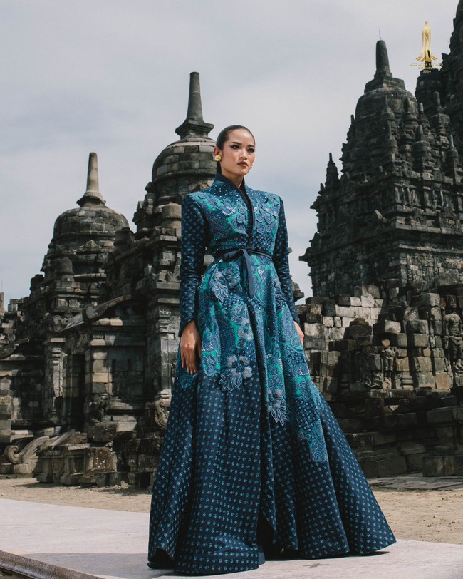 Koleksi Deden Sisiwanto menampilkan keindahan Batik Iwan Tirta melalui koleksi NARASYA yang terdiri dari 12 set rancangan ditampilkan di Candi Sewu, Kompleks Candi Prambanan, Yogyakarta. Foto: Dok. Deden Siswanto.