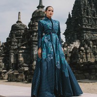 Koleksi Deden Sisiwanto menampilkan keindahan Batik Iwan Tirta melalui koleksi NARASYA yang terdiri dari 12 set rancangan ditampilkan di Candi Sewu, Kompleks Candi Prambanan, Yogyakarta. Foto: Dok. Deden Siswanto.