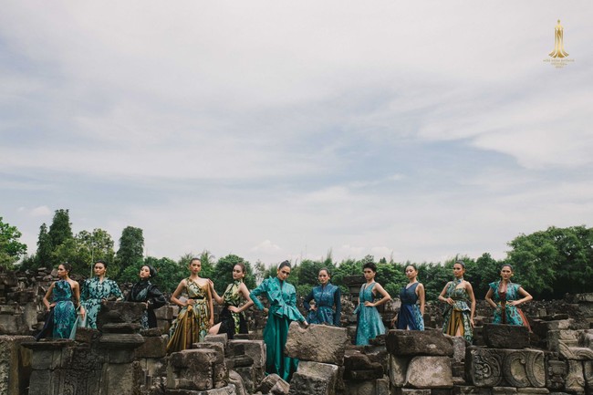 Koleksi Deden Sisiwanto menampilkan keindahan Batik Iwan Tirta melalui koleksi NARASYA yang terdiri dari 12 set rancangan ditampilkan di Candi Sewu, Kompleks Candi Prambanan, Yogyakarta. Foto: Dok. Deden Siswanto.