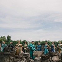 Koleksi Deden Sisiwanto menampilkan keindahan Batik Iwan Tirta melalui koleksi NARASYA yang terdiri dari 12 set rancangan ditampilkan di Candi Sewu, Kompleks Candi Prambanan, Yogyakarta. Foto: Dok. Deden Siswanto.
