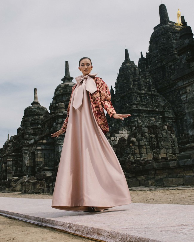 Koleksi Deden Sisiwanto menampilkan keindahan Batik Iwan Tirta melalui koleksi NARASYA yang terdiri dari 12 set rancangan ditampilkan di Candi Sewu, Kompleks Candi Prambanan, Yogyakarta. Foto: Dok. Deden Siswanto.