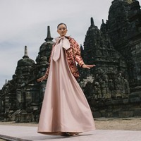 Koleksi Deden Sisiwanto menampilkan keindahan Batik Iwan Tirta melalui koleksi NARASYA yang terdiri dari 12 set rancangan ditampilkan di Candi Sewu, Kompleks Candi Prambanan, Yogyakarta. Foto: Dok. Deden Siswanto.