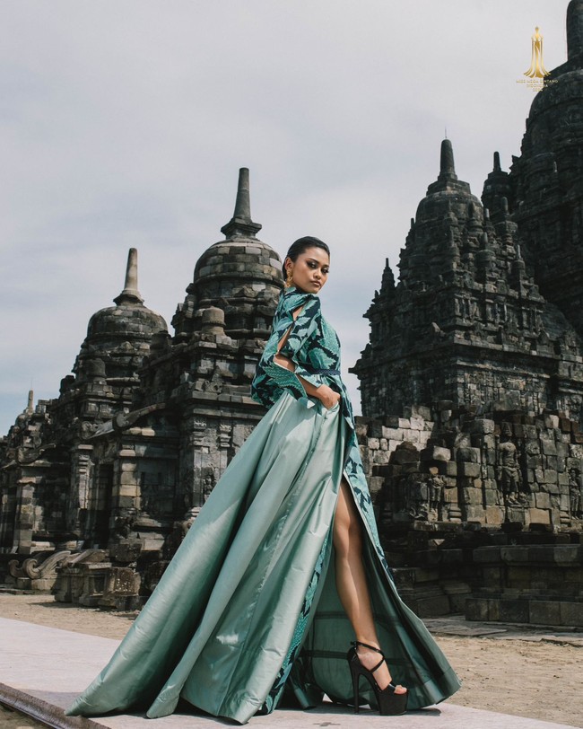 Koleksi Deden Sisiwanto menampilkan keindahan Batik Iwan Tirta melalui koleksi NARASYA yang terdiri dari 12 set rancangan ditampilkan di Candi Sewu, Kompleks Candi Prambanan, Yogyakarta. Foto: Dok. Deden Siswanto.