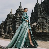 Koleksi Deden Sisiwanto menampilkan keindahan Batik Iwan Tirta melalui koleksi NARASYA yang terdiri dari 12 set rancangan ditampilkan di Candi Sewu, Kompleks Candi Prambanan, Yogyakarta. Foto: Dok. Deden Siswanto.