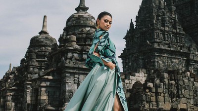 Foto: Keindahan Batik Iwan Tirta di Koleksi Busana Deden Siswanto