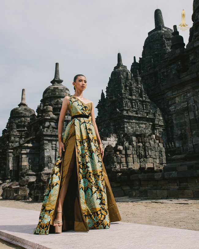 Koleksi Deden Sisiwanto menampilkan keindahan Batik Iwan Tirta melalui koleksi NARASYA yang terdiri dari 12 set rancangan ditampilkan di Candi Sewu, Kompleks Candi Prambanan, Yogyakarta. Foto: Dok. Deden Siswanto.