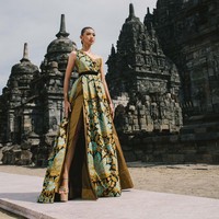Koleksi Deden Sisiwanto menampilkan keindahan Batik Iwan Tirta melalui koleksi NARASYA yang terdiri dari 12 set rancangan ditampilkan di Candi Sewu, Kompleks Candi Prambanan, Yogyakarta. Foto: Dok. Deden Siswanto.