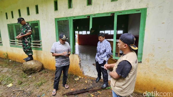Kondisi gedung SD 12/79 Desa Sadar yang rusak akibat longsor.