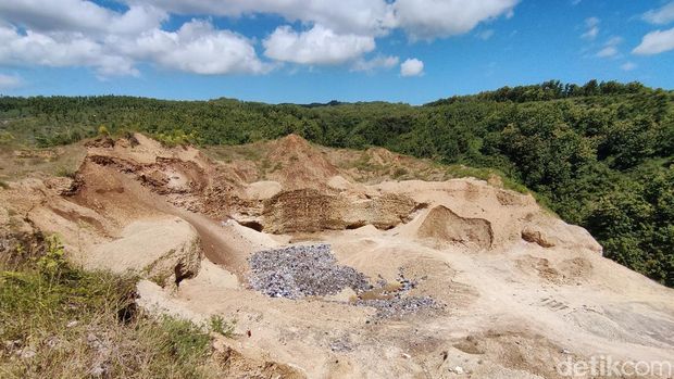 Kondisi tempat pembuangan sampah ilegal di bekas tambang batu kapur di Kalurahan Giring, Kapanewon Paliyan, Kabupaten Gunungkidul, Selasa (7/5/2024).