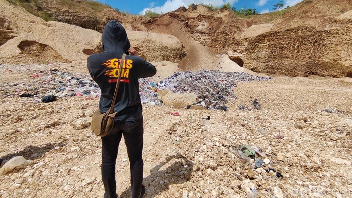 Kondisi tempat pembuangan sampah ilegal di bekas tambang batu kapur di Kalurahan Giring, Kapanewon Paliyan, Kabupaten Gunungkidul, Selasa (7/5/2024).