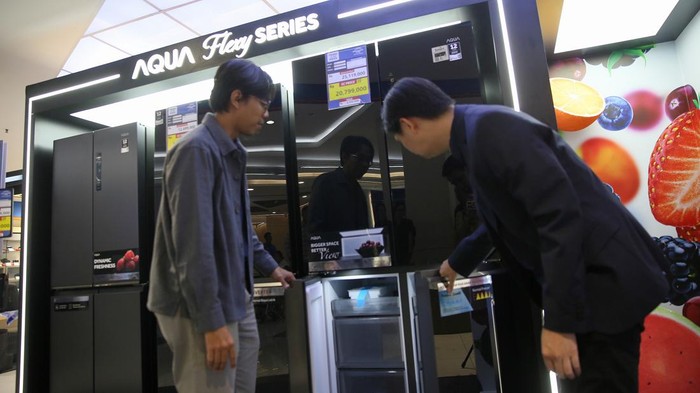 Ki-ka: Sapto Adi Putro, Head of Refrigerator Product AQUA Elektronik Indonesia, Jefry Tjandra, Head of Modern Market Channel AQUA Elektronik Indonesia di Jakarta, Selasa (7/5/2024).