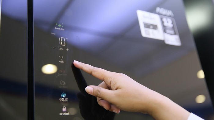 Kulkas Canggih Berteknologi AI Ki-ka: Sapto Adi Putro, Head of Refrigerator Product AQUA Elektronik Indonesia, Jefry Tjandra, Head of Modern Market Channel AQUA Elektronik Indonesia di Jakarta, Selasa (7/5/2024).