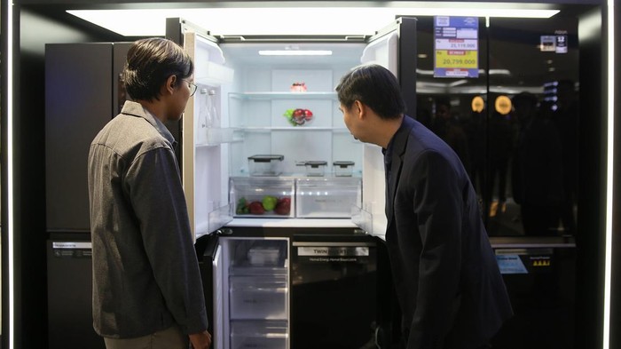 Ki-ka: Sapto Adi Putro, Head of Refrigerator Product AQUA Elektronik Indonesia, Jefry Tjandra, Head of Modern Market Channel AQUA Elektronik Indonesia di Jakarta, Selasa (7/5/2024).