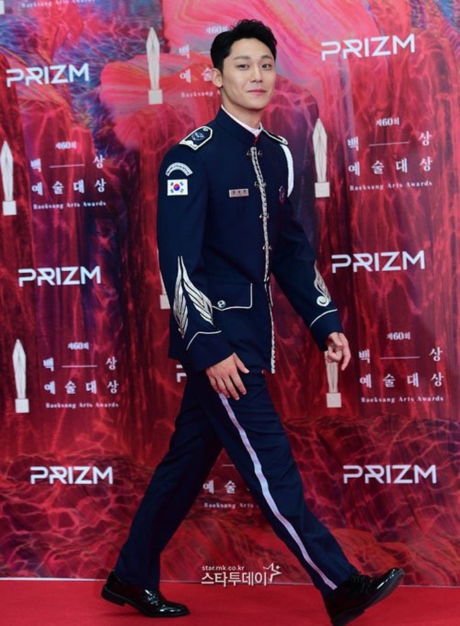Lee Do Hyun saat ini bertugas sebagai anggota band militer Angkatan Udara Korea Selatan. Penampilannya di Baeksang Arts Awards 2024 cukup mengejutkan penggemar karena tidak mengira bintang film Exhuma itu akan tampil di red carpet. Foto: dok. Twitter @LDH_UPDATE