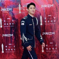 Lee Do Hyun saat ini bertugas sebagai anggota band militer Angkatan Udara Korea Selatan. Penampilannya di Baeksang Arts Awards 2024 cukup mengejutkan penggemar karena tidak mengira bintang film Exhuma itu akan tampil di red carpet. Foto: dok. Twitter @LDH_UPDATE